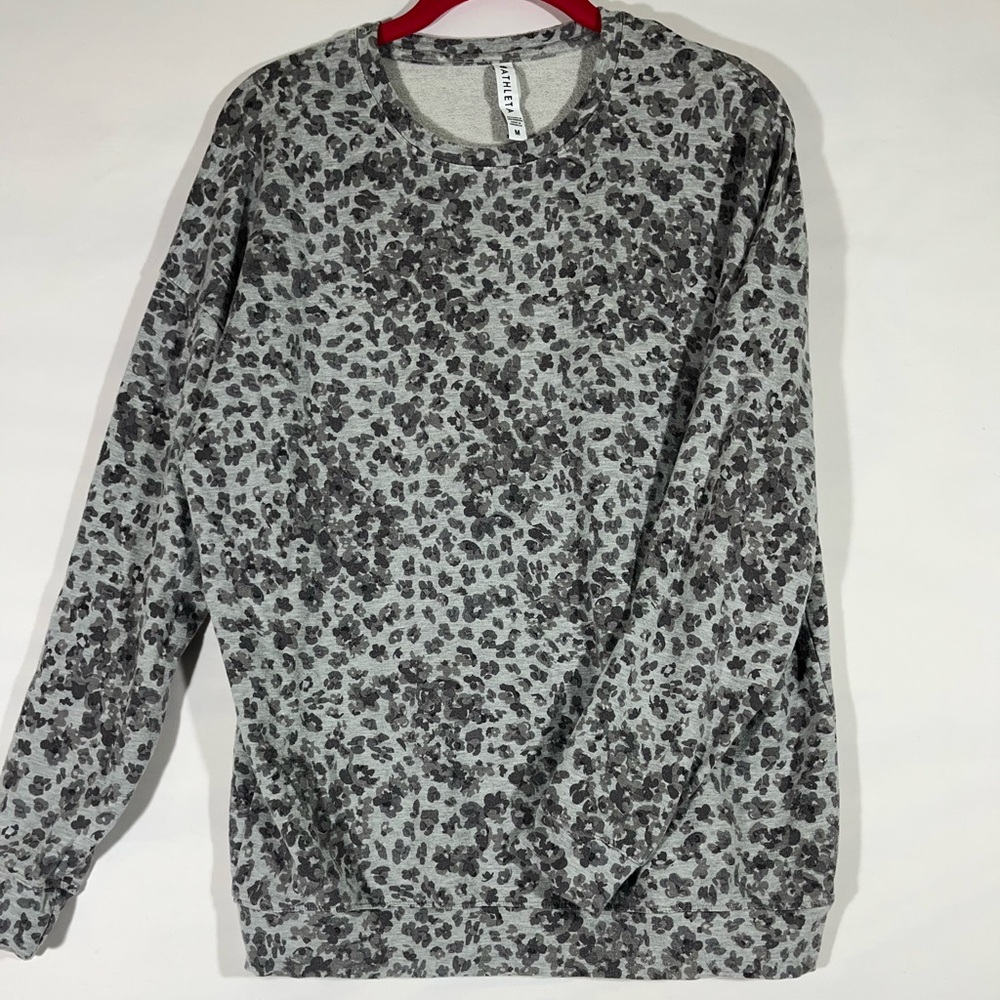 ATHLETA STUDIO TO STREET SPLATTER SWEATSHIRT ANIMAL PATTERN SZ M GRAY‎ PREOWNED